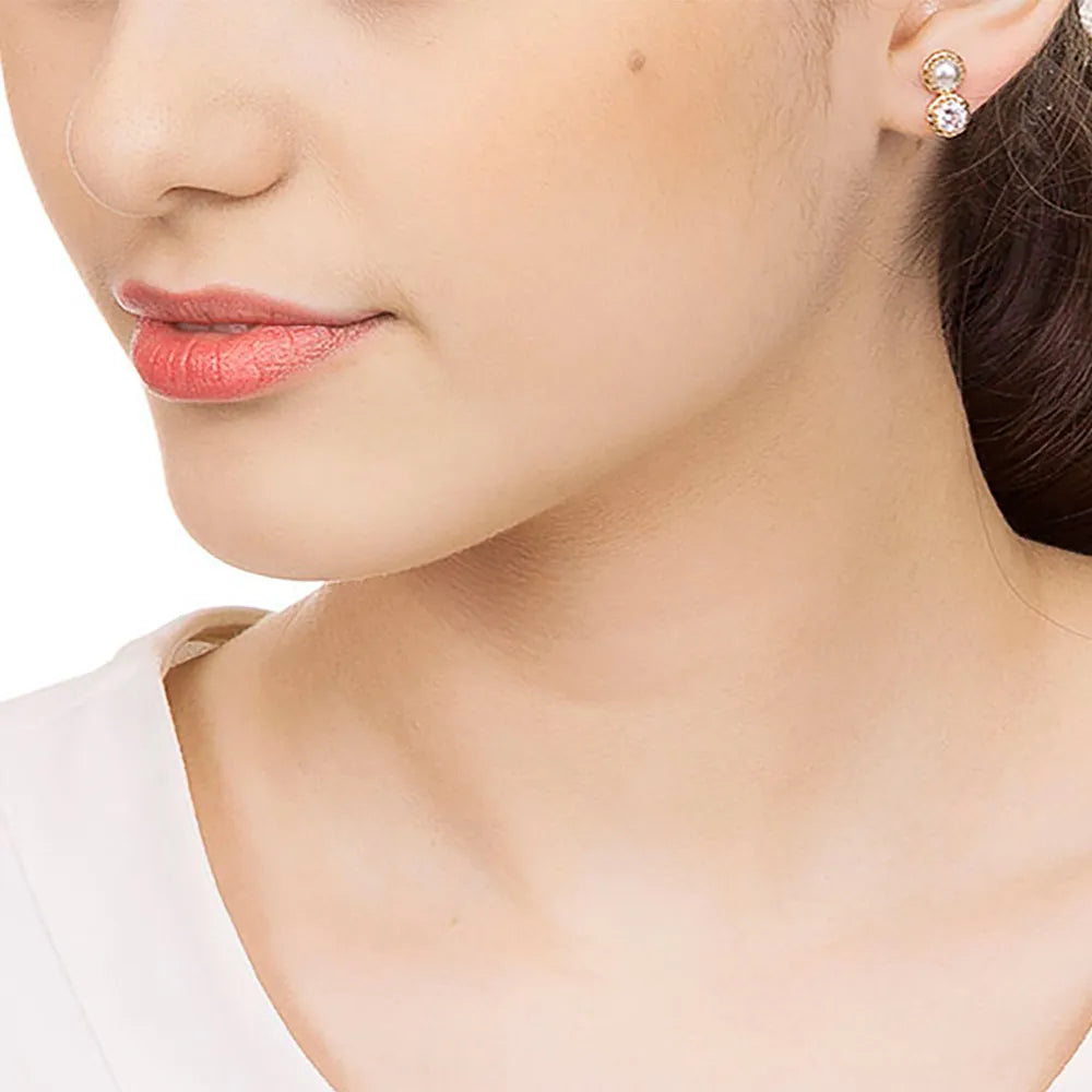 BOUCLES D’OREILLES SYMBOLE DE L’INFINI – PLAQUÉ OR 18 CARATS, ZIRCONS & PERLES SYNTHÉTIQUES