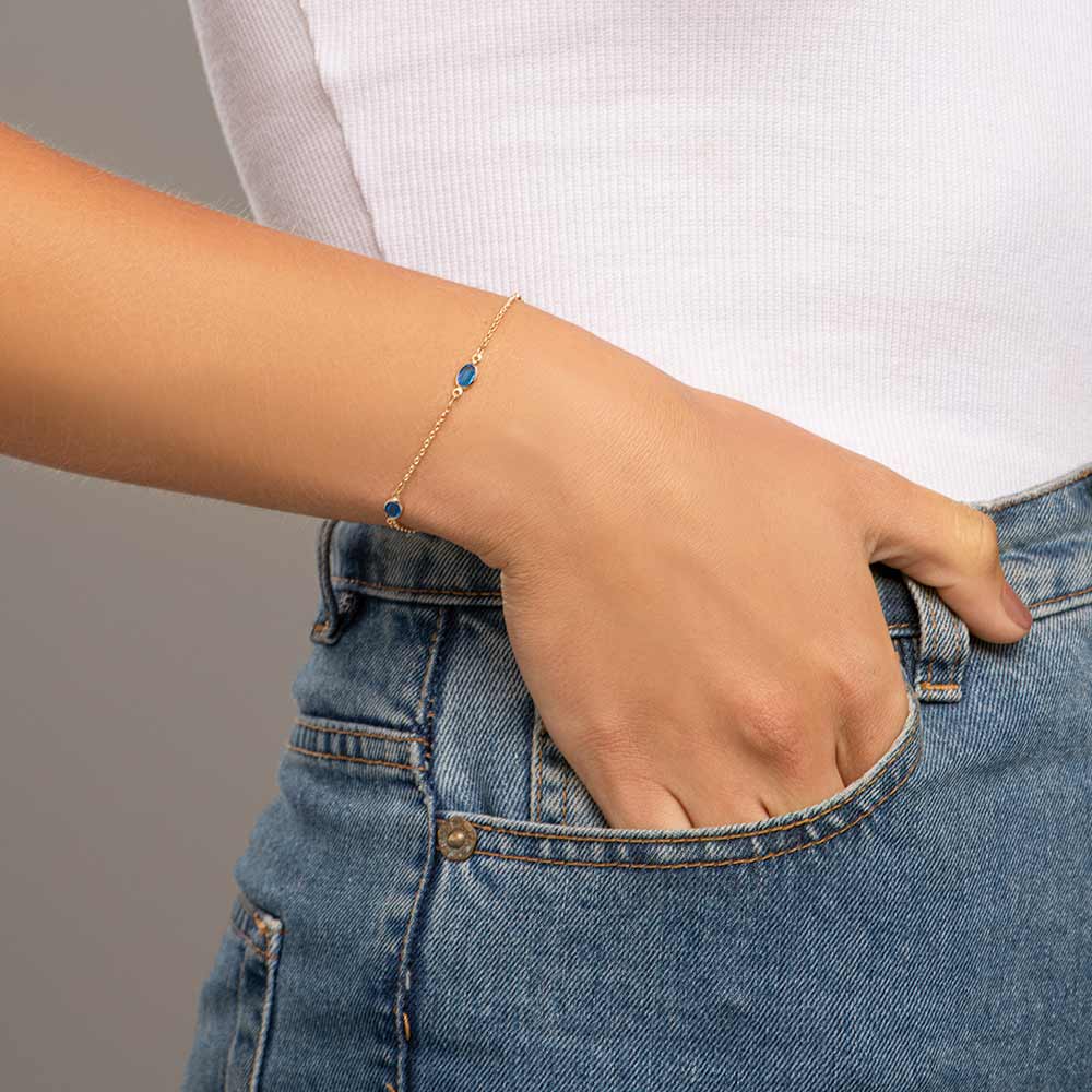 BRACELET PLAQUÉ OR 18 CARATS AVEC CRISTAUX BLEUS – ÉLÉGANCE ET SÉRÉNITÉ AU POIGNET