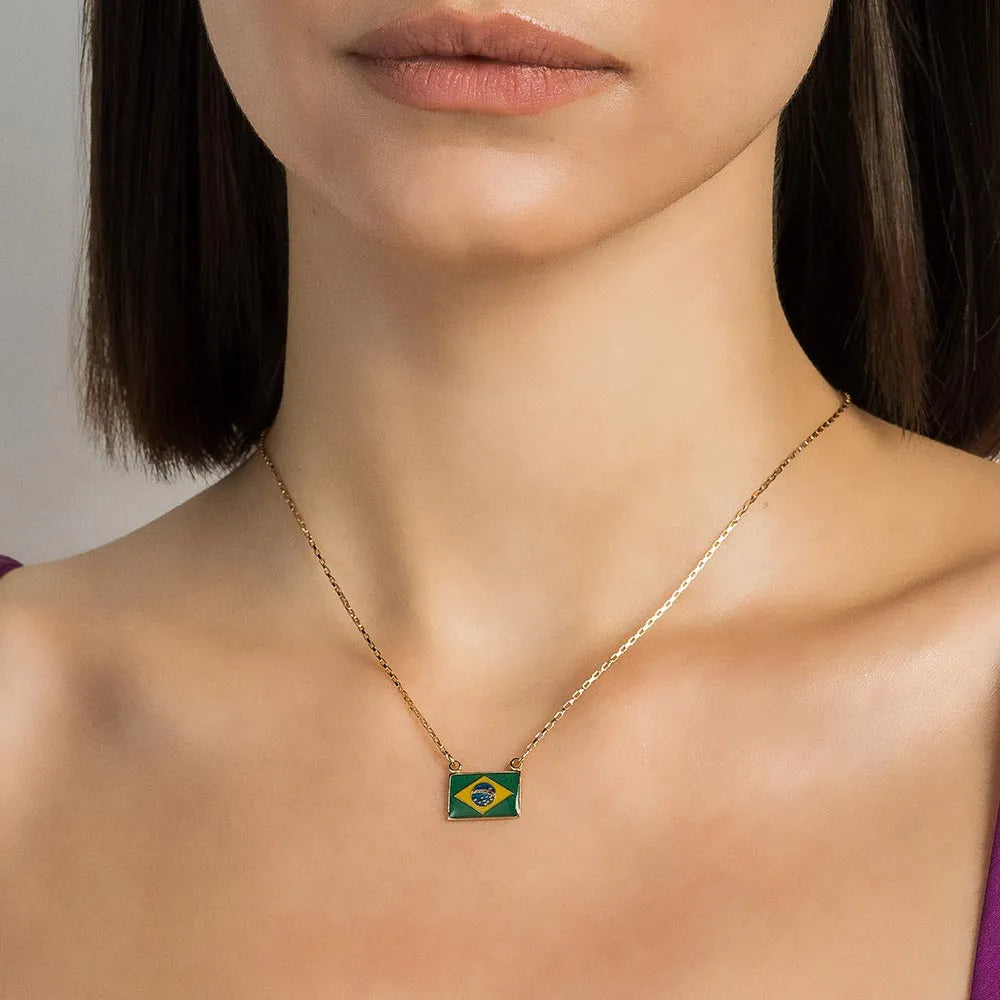 COLLIER TOUR DE COU PLAQUÉ OR 18K – DRAPEAU DU BRÉSIL EN RÉSINE ÉMAILLÉE – LONGUEUR 45 CM